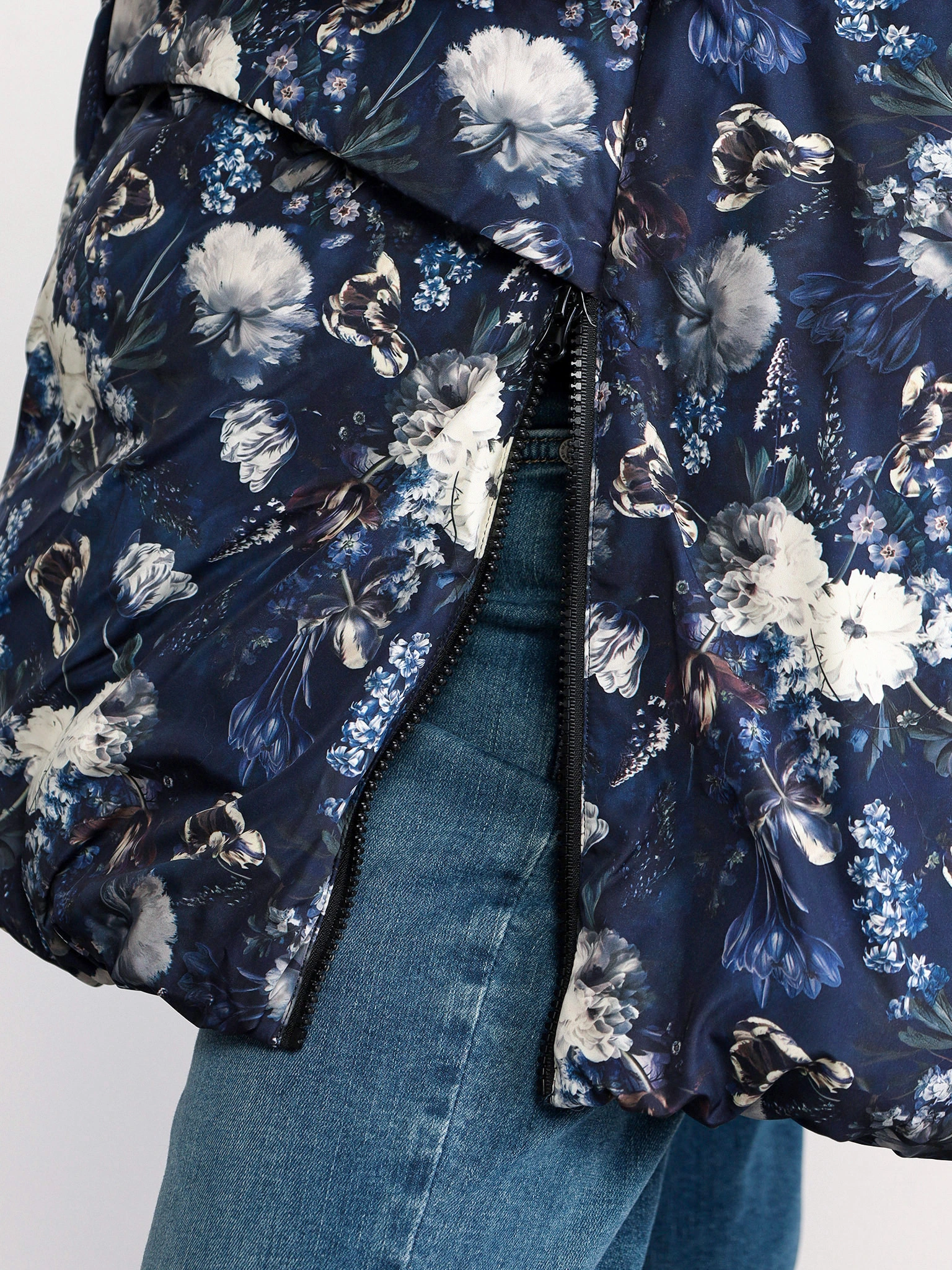 Пуховик с цветочным принтом синего цвета с капюшоном